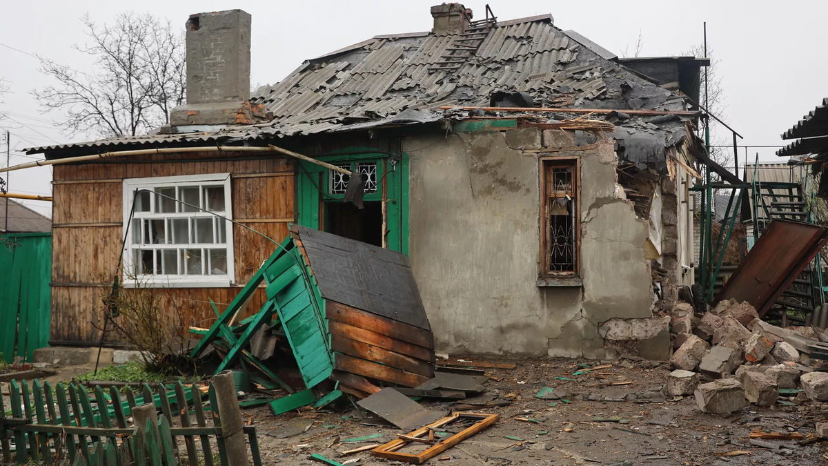 Дом, обстрелянный из РСЗО "Град" ВСУ, в Ясиноватой. Архивное фото, © РИА Новости / Сергей Аверин