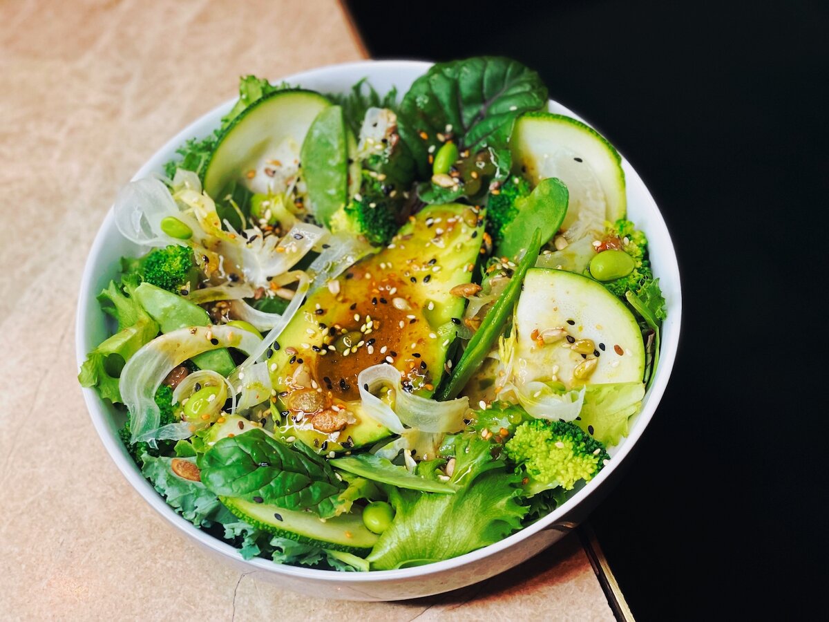     Зеленый боул с заправкой из земляники