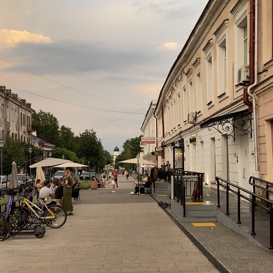 Вид от Пешеходного моста. Вечером здесь стоят столики помимо благоустройства, играют музыканты 