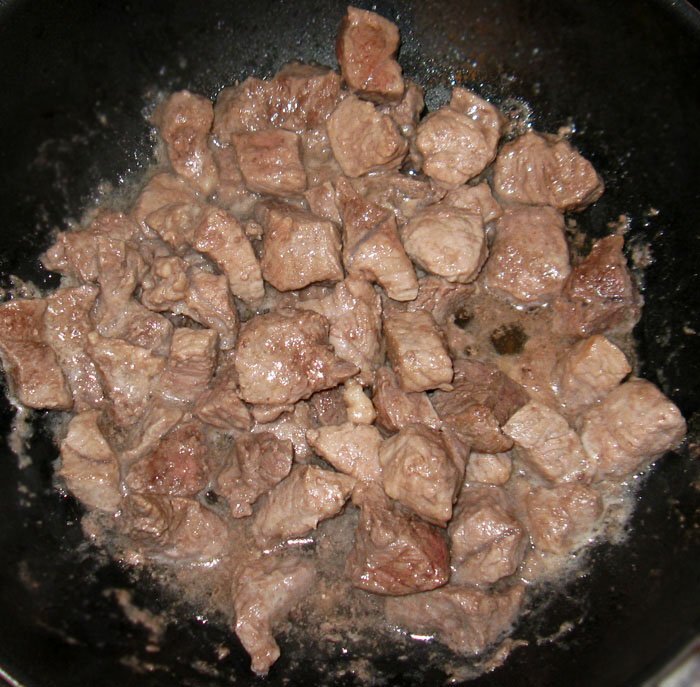 Готовим свинину кусочками. Жареная говядина в казане. Кусочек жареного мяса. Плов с мясом в казане. Мелко нарезанное жареное мясо.