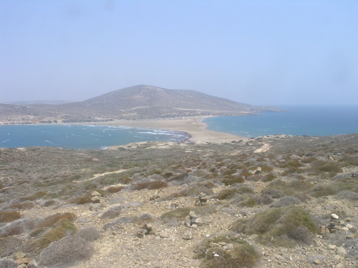 В середине нашего отдыха мы ездили на «Поцелуй двух морей». Подъезжая на автобусе, с горы открывается вид: два моря и между ними песчаная тропинка. Ребята, это надо увидеть своими глазами. Сколько было впечатлений. Средиземное море встречается с Эгейским. Они совершенно разные по характеру и по цвету.  Одно спокойное, размеренное, с гладкой светлой поверхностью. Другое буйное, темное, с волнами, характерное. На нем ветер бушует. Поэтому на Эгейском много сёрферов.  Сюда они приезжают из разных городов и стран. 