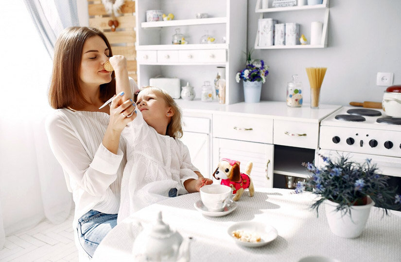 Мама пьет дочку. Мама с ребенком пьют чай. Семья пьет кофе. Мама с дочкой пьют чай. Мама пьет чай.
