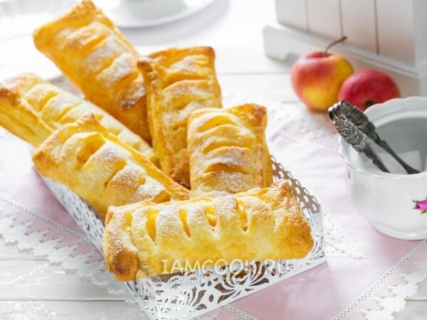 Приступим к приготовлению пирожков из слоеного теста с яблоками
