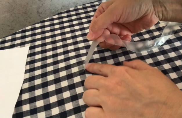 в данном случае липкий слой со стороны ткани