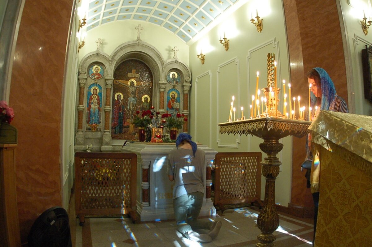 Внутри часовни Ксении Блаженной