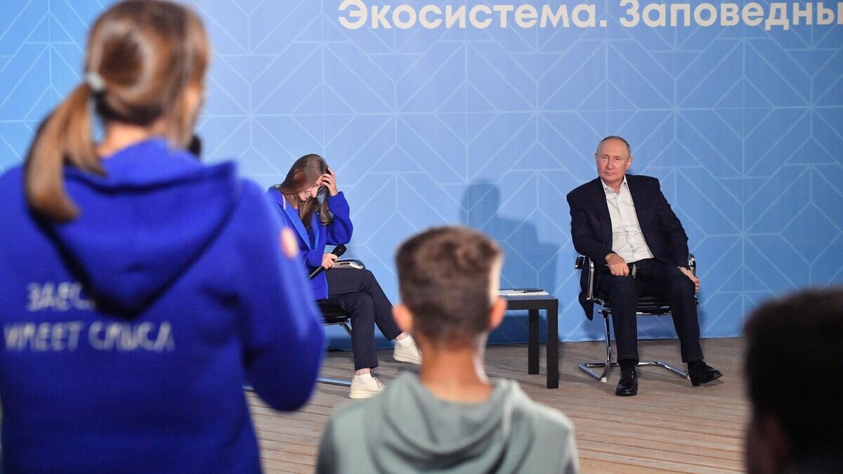    Президент РФ Владимир Путин во время встречи с участниками Всероссийского молодежного экологического форума "Экосистема. Заповедный край" в Петропавловске-Камчатском© РИА Новости / POOL