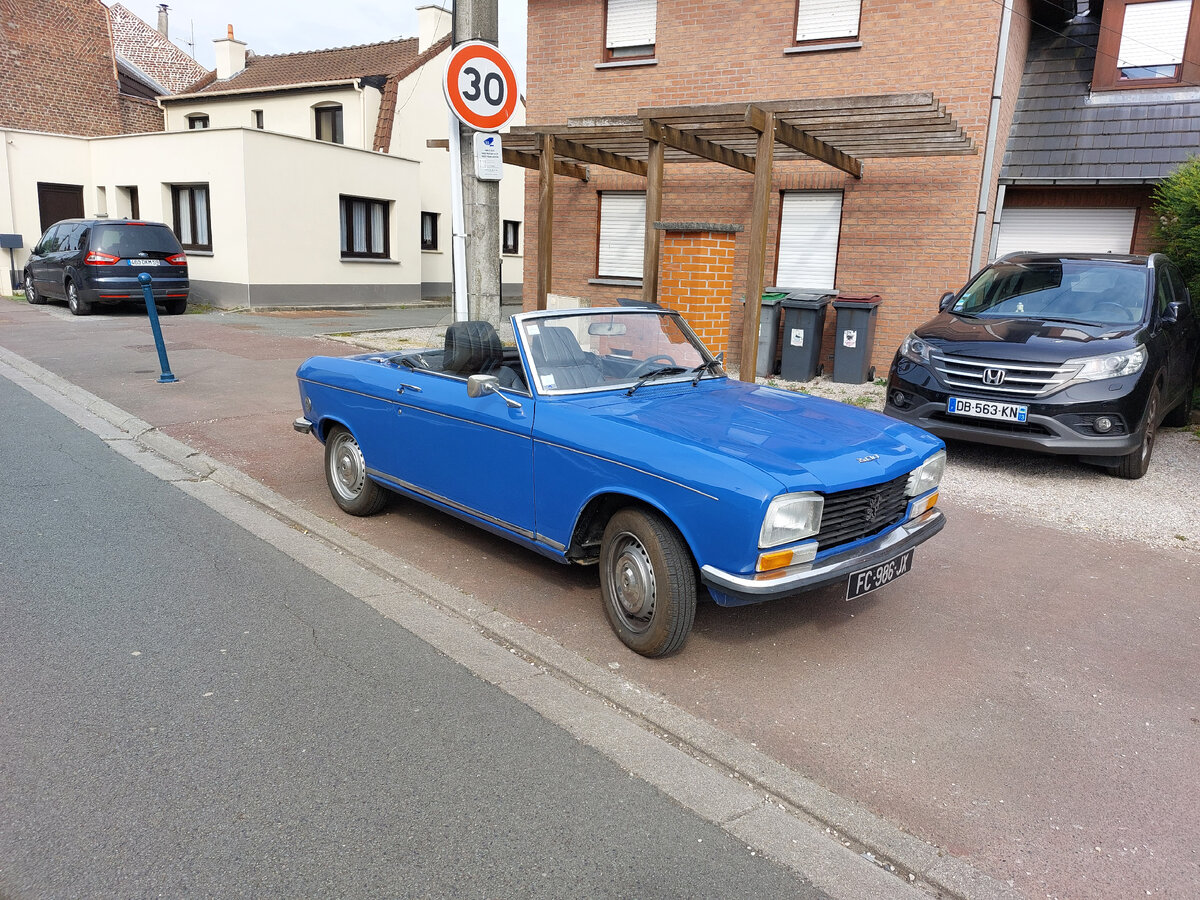 Старенький кабриолет Пежо - отличная машина выходного дня.