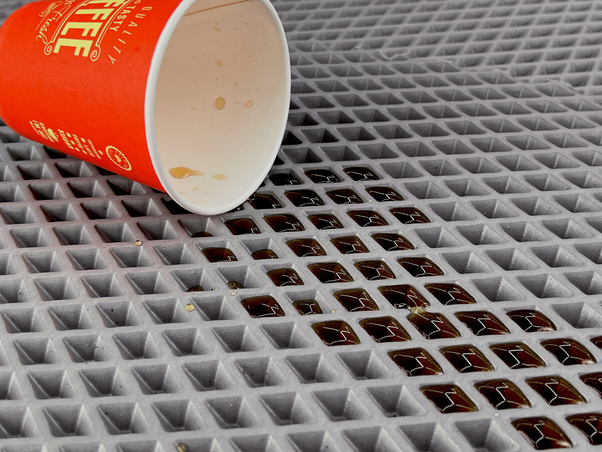 Ячейки надежно удерживают жидкость