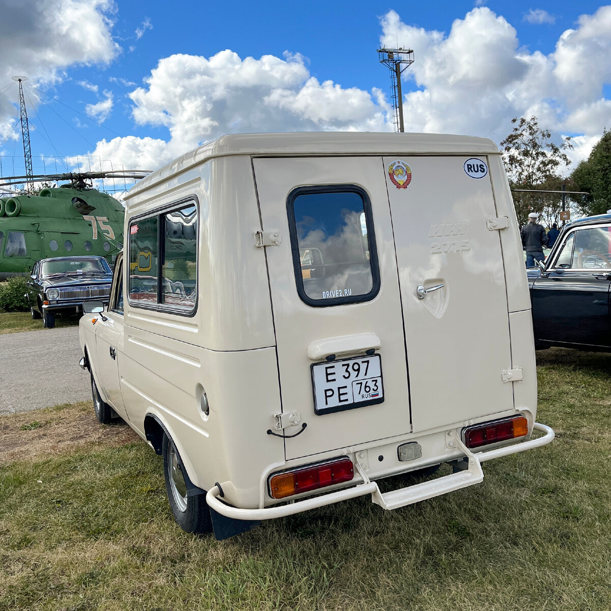 Его легко опознать по остеклению боковых панелей кузова и окошку в задней дверце.