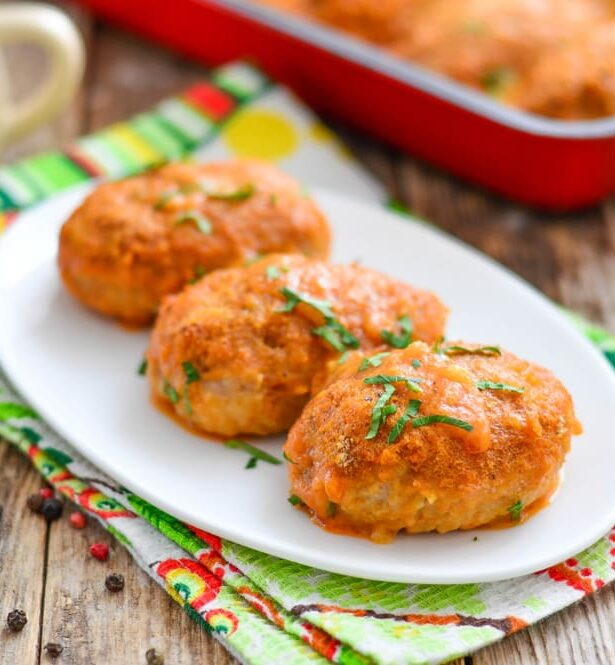 Запеченные котлеты в томатно-сметанной заливке