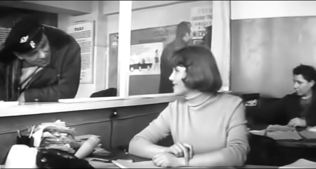 А не пригласить ли эту женщину на ипподром? Кадр фильма "Ошибка резидента", скриншот. 