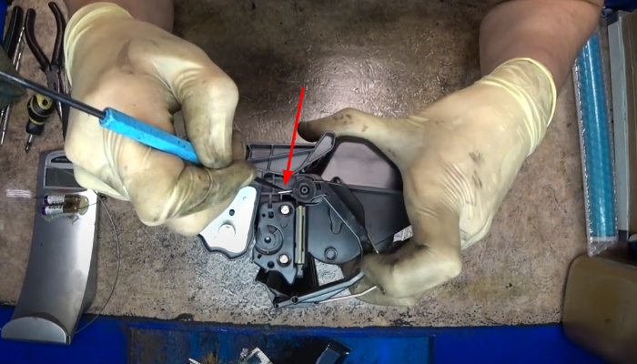 Фото 2. Отводим шторку до конца и крючком поддеваем пружину