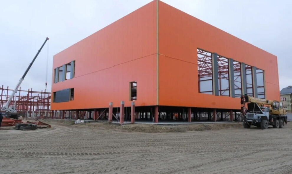    В Тазовском смонтировали часть панелей на новой школе в космическом стиле