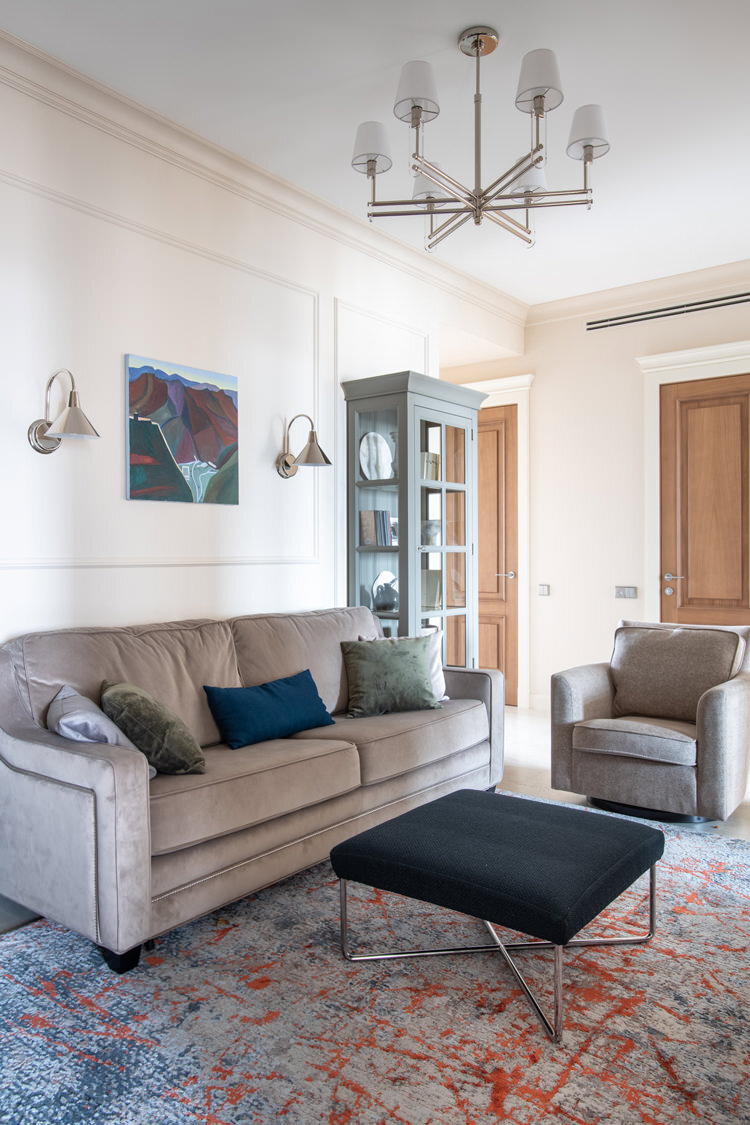 Гостиная по дизайну Ирины Киреевой. Текстиль, шторы и подушки – студия Оттенки. Освещение Visual Comfort Gallery. Ковёр Design Carpets. Диван Estetica. Кресло Dantone home. Стеллажи-витрины Dantone home. Двери – столярная мастерская Фаэтон. Искусство и картины – галерея Art&Brut.