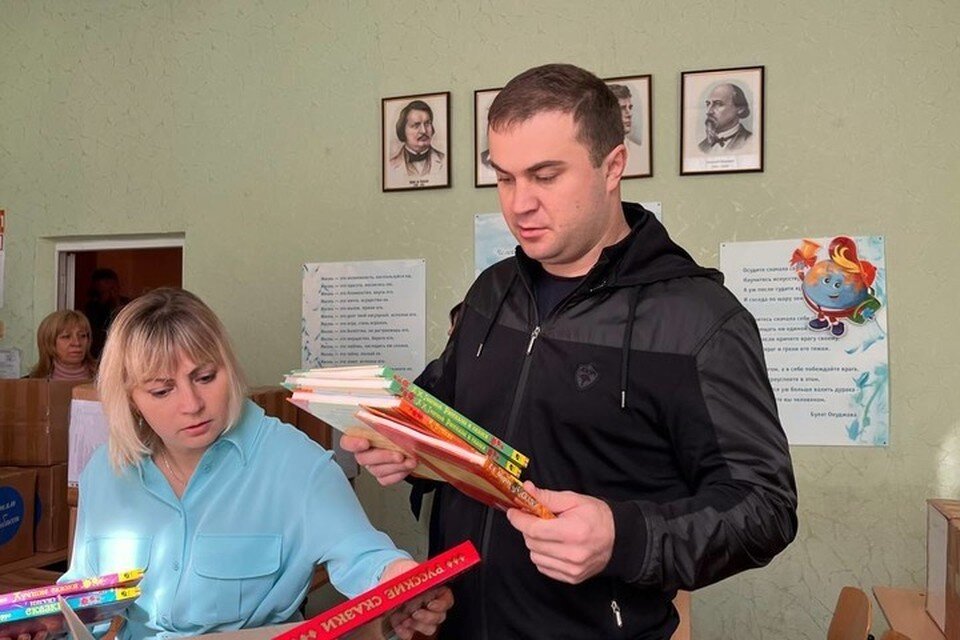     Виталий Хоценко и глава Минобразования Ольга Колударова ознакомились с полученными из Москвы книгами. Фото: ТГ/Хоценко