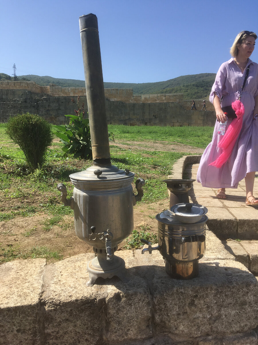 Слева тульский самовар, там клеймо Тула, справа самовар традиционный дагестанский.