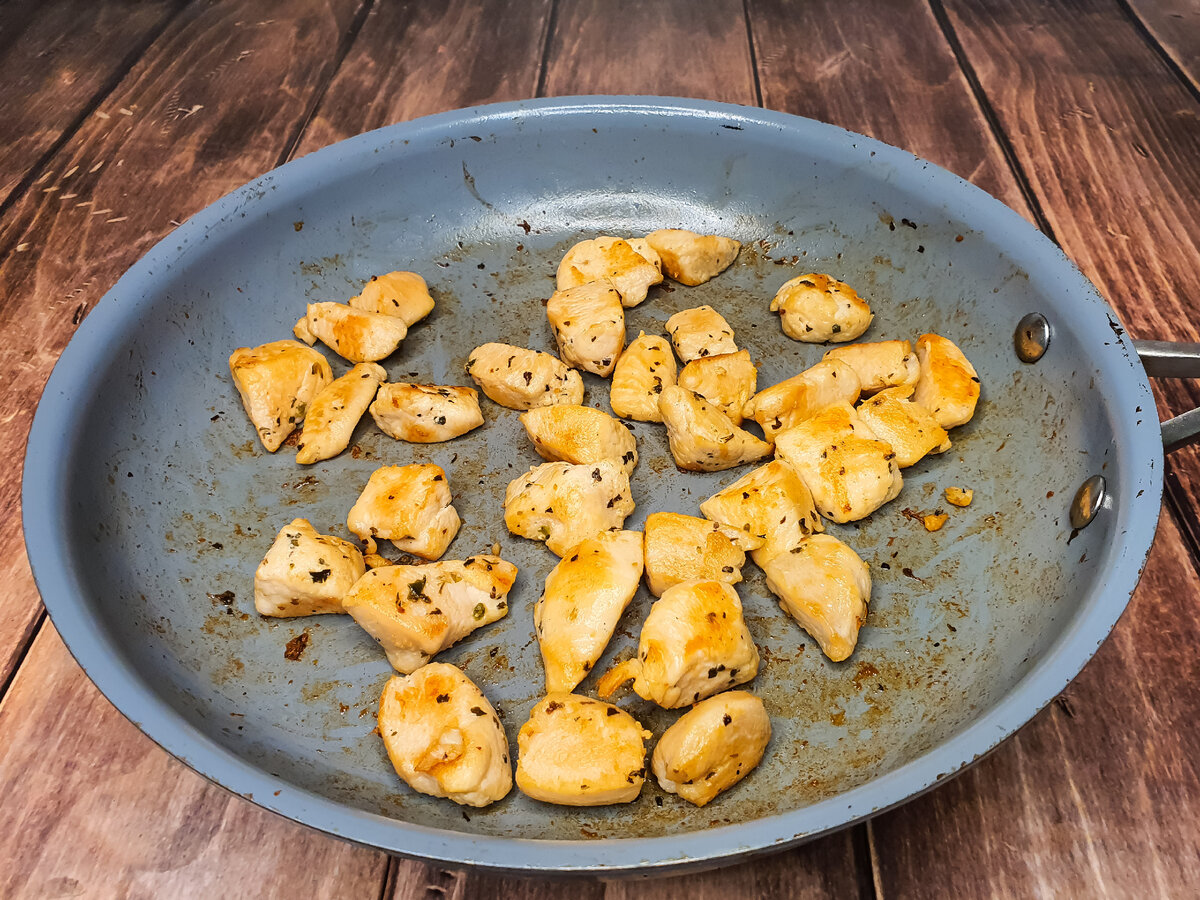 Обжариваем курицу 