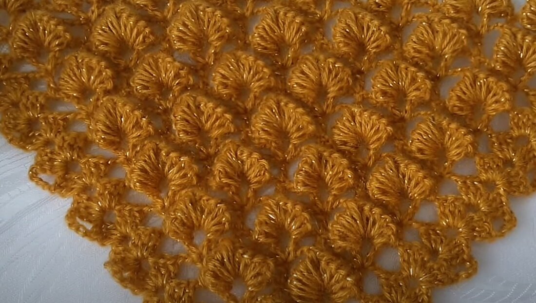    Треугольная шаль крючком.    
Источник: Кадр из ролика