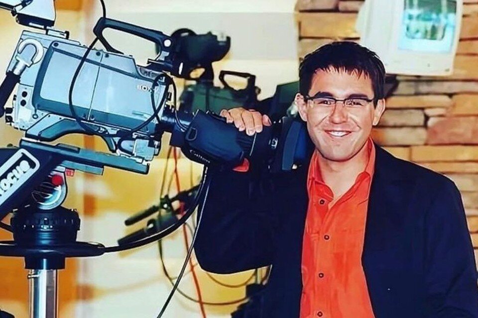     Андрей Малахов впервые появился в кадре в программе «Доброе утро». Благодаря своей крестной и учителю на ТВ  Соцсети