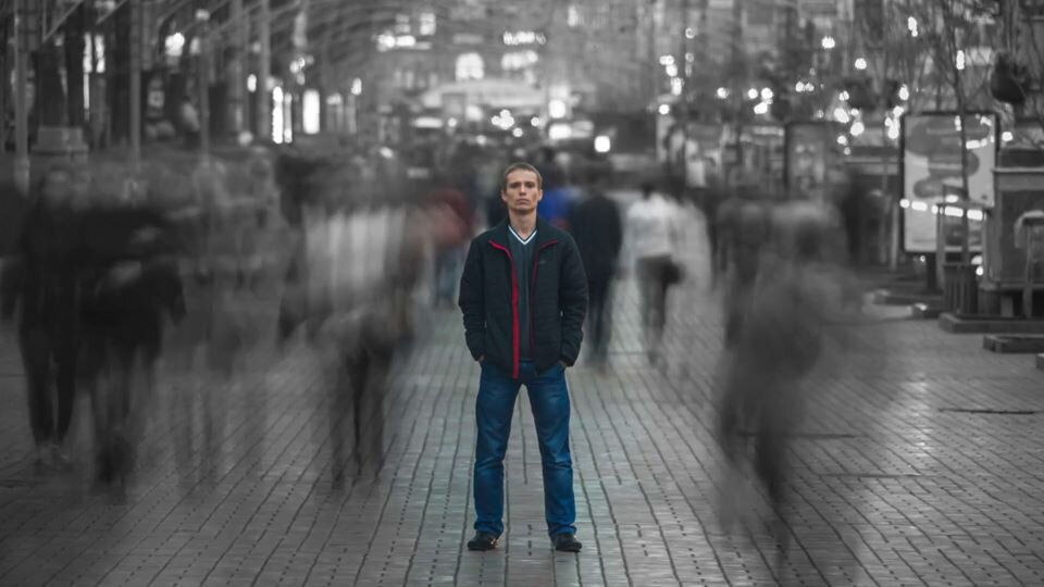 Одиночество среди людей картинки