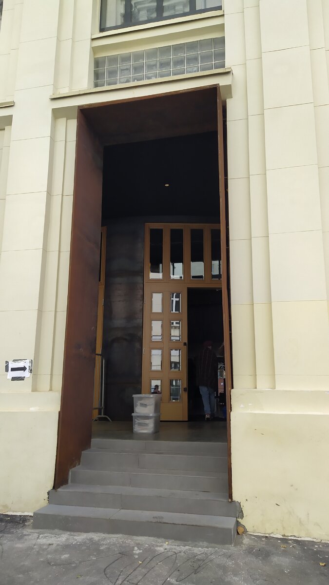 Вход обрамлен ржавыми порталами и горячекатанной сталью