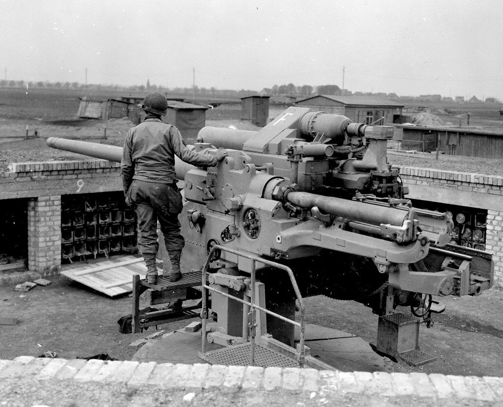 12,8 cm Flak 40, это тяжелое зенитное орудие было выбрано как средство борьбы с толстостенными ДОТ-ами.