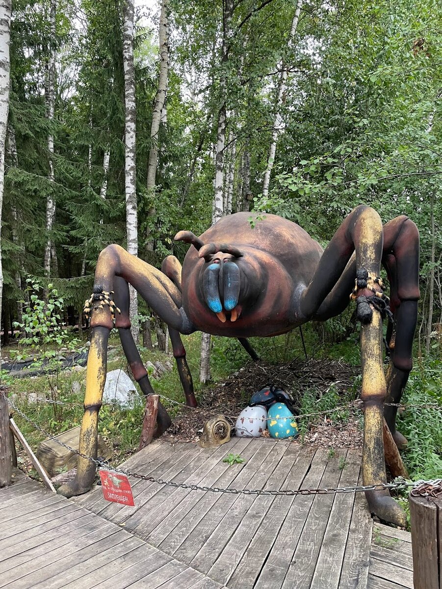 Паук при входе в Динопарк