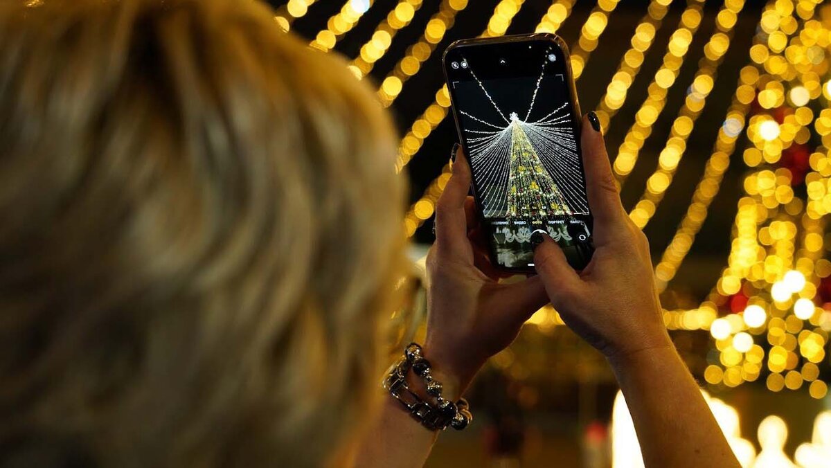    У главных елок на площадях собираются веселые компании и празднуют до утра.Фото: vk.com/sochigov