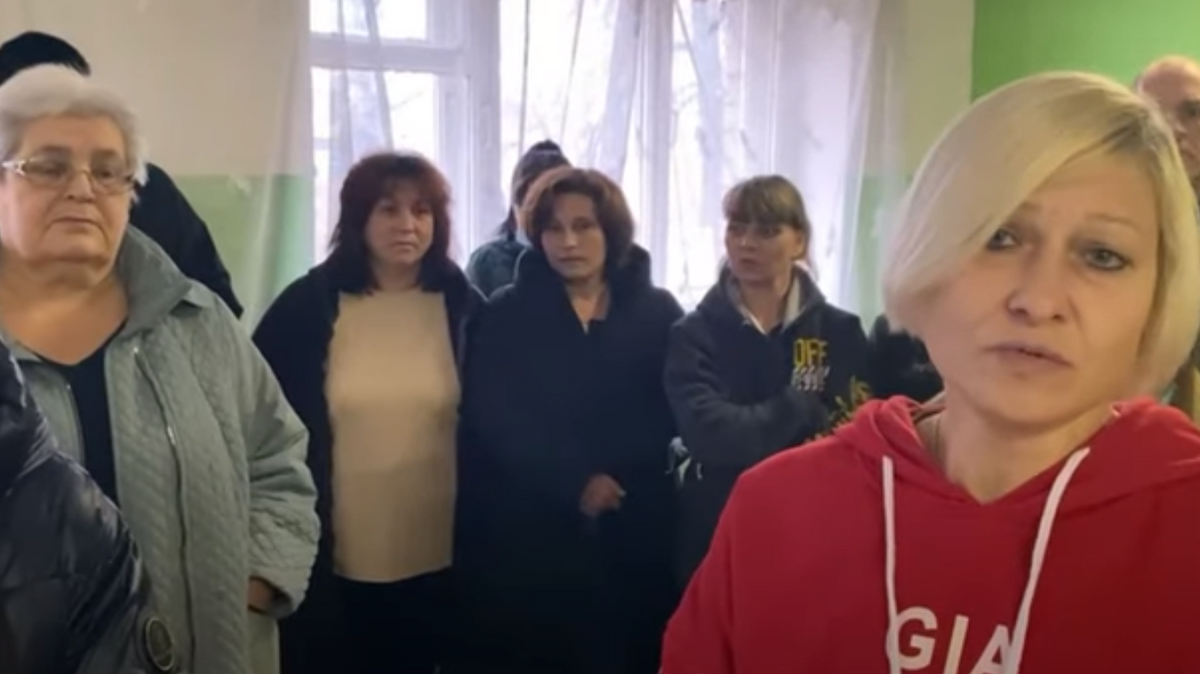 Выселяемые жильцы. Марина Родионова - последняя справа© Кадр из видео Дмитрия Красичкова