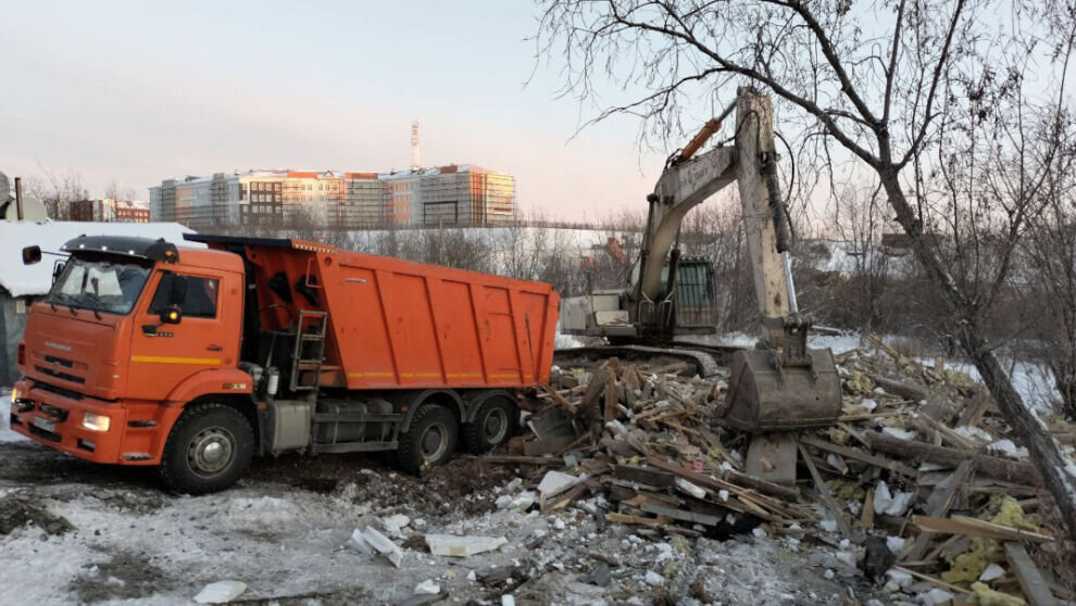    В Салехарде в микрорайоне Комбинат сносят старые дома для строительства дороги