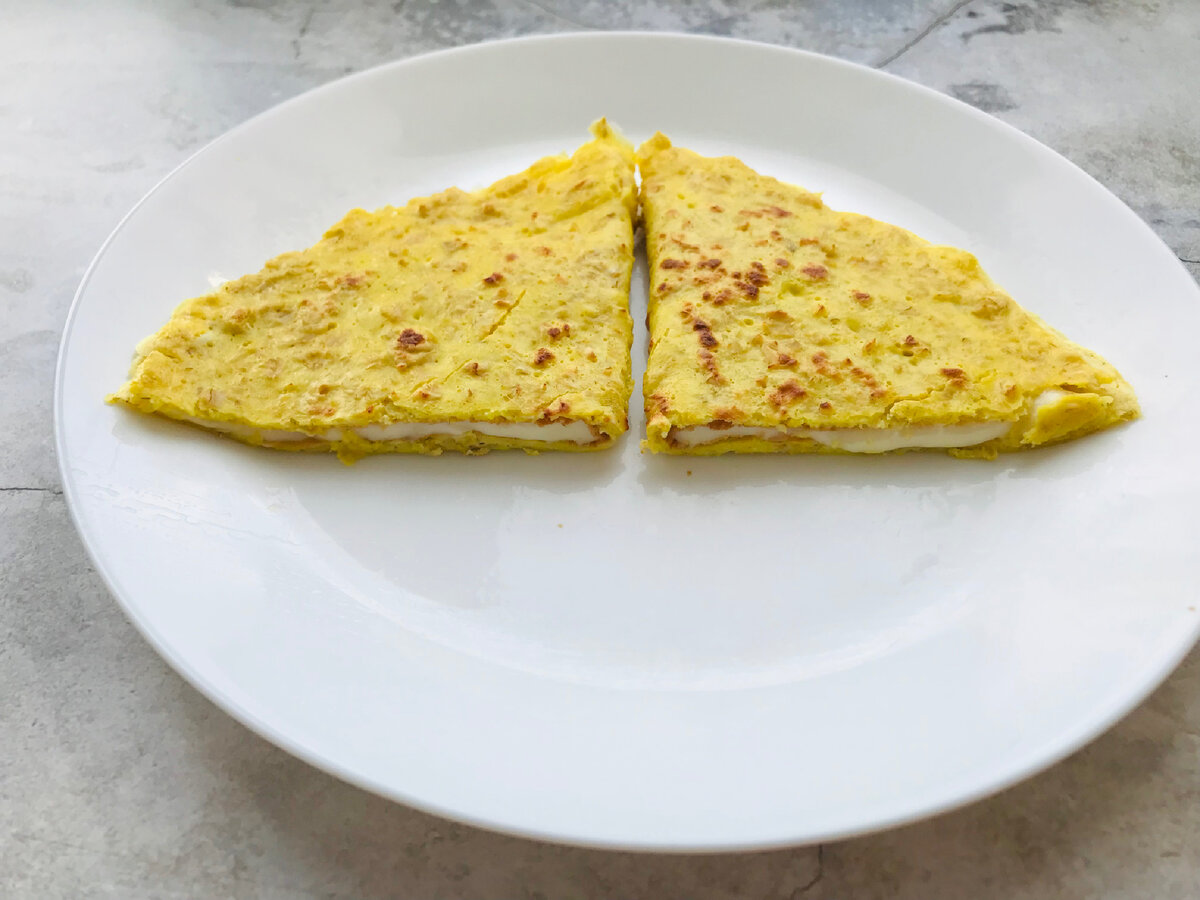 В этом блине начинка: сыр моцарелла для бутербродов.