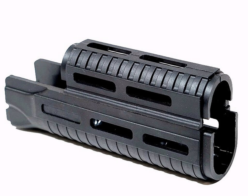 Новое цевьё для «Вепрей» предлагает владельцу 12 сквозных пазов интерфейса M-Lock для прямого присоединения аксессуаров или установки планок «пикатини» в необходимом месте/местах