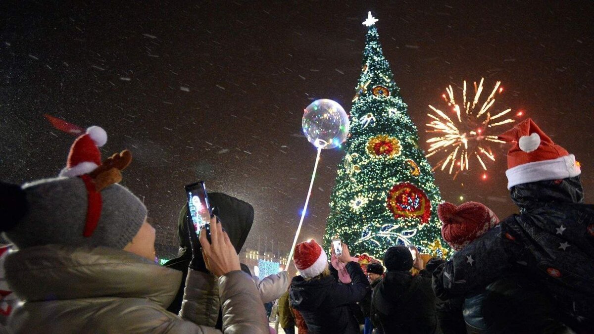 Отмена елок. Новогодние гуляния. Встреча нового года в России. Новогодний фейерверк. Празднование нового года.