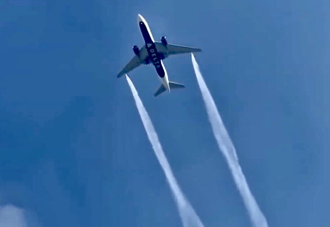 Boeing 777 авиакомпании «Дельта» во время сброса топлива
