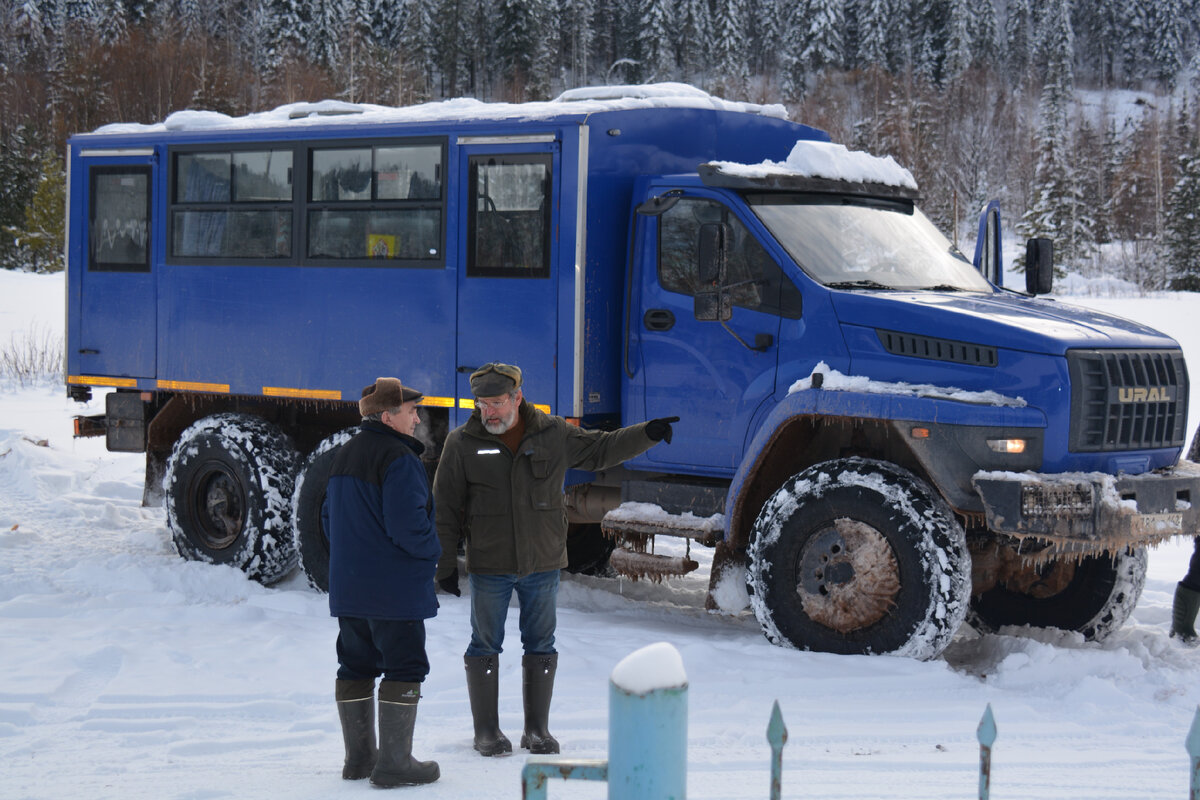 Сотрудники ООО "Ресурс" у здания администрации Майского сельского поселения