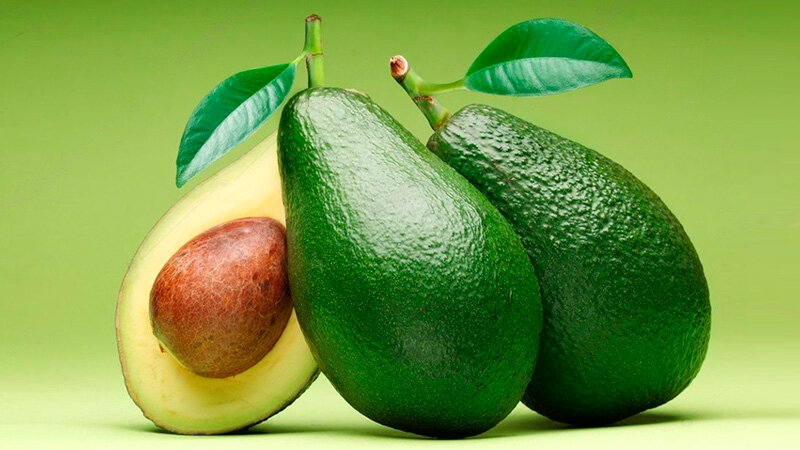 Авокадо на столе
