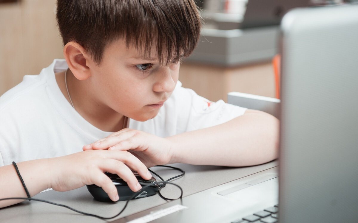 Ребёнок пытается разобраться со платформой. Источник: edu.gov.ru