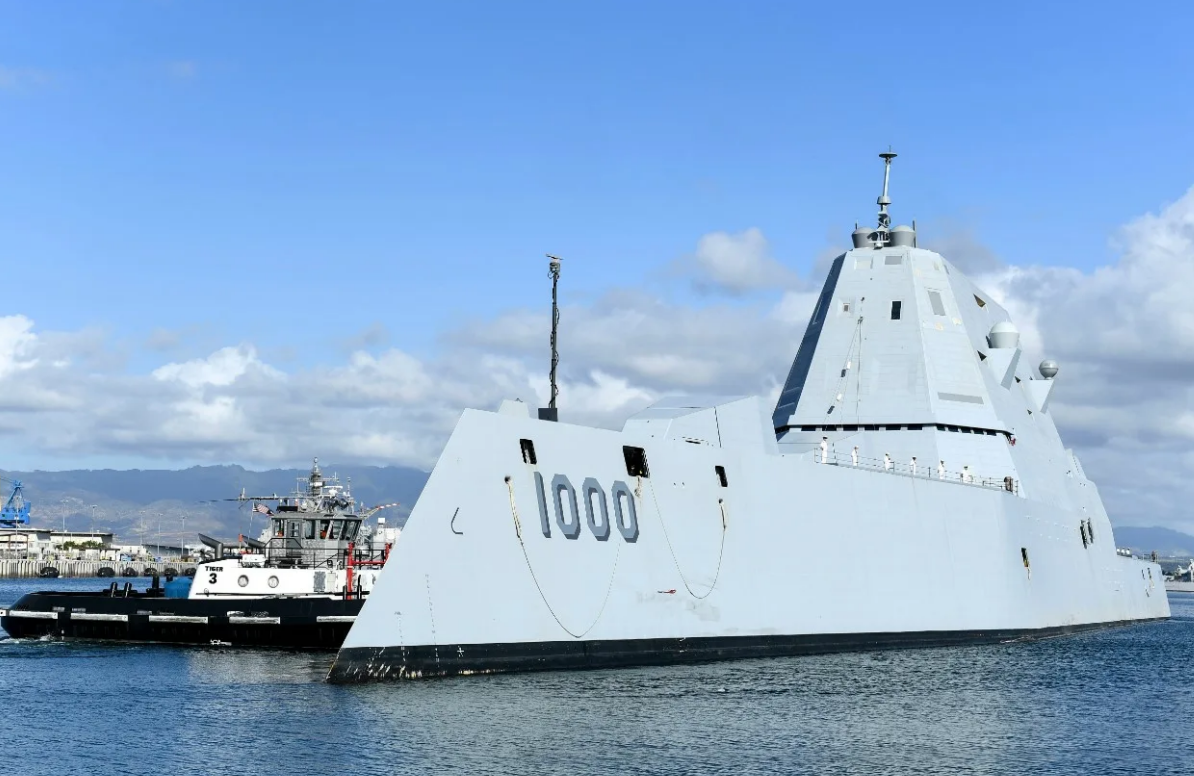 В 2025 году первенцу программы Zumwalt исполнится десять лет. До сих пор он вооружен относительно небольшим количеством древних "Томагавков", и даже старые субмарины типа Огайо несут их в два раза больше, чем этот самый дорогой военный корабль в истории. Фото U.S.NAVY