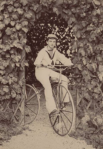 Одна из самых старых фотографий в коллекции Веломузея Андрея Мятиева, Фото сделано в 1869-70 годах, вероятно в России, (найдено оно, во всяком случае, в Санкт-Петербурге). Фотография запечатлела молодого человека на велосипеде типа "костотряс". 