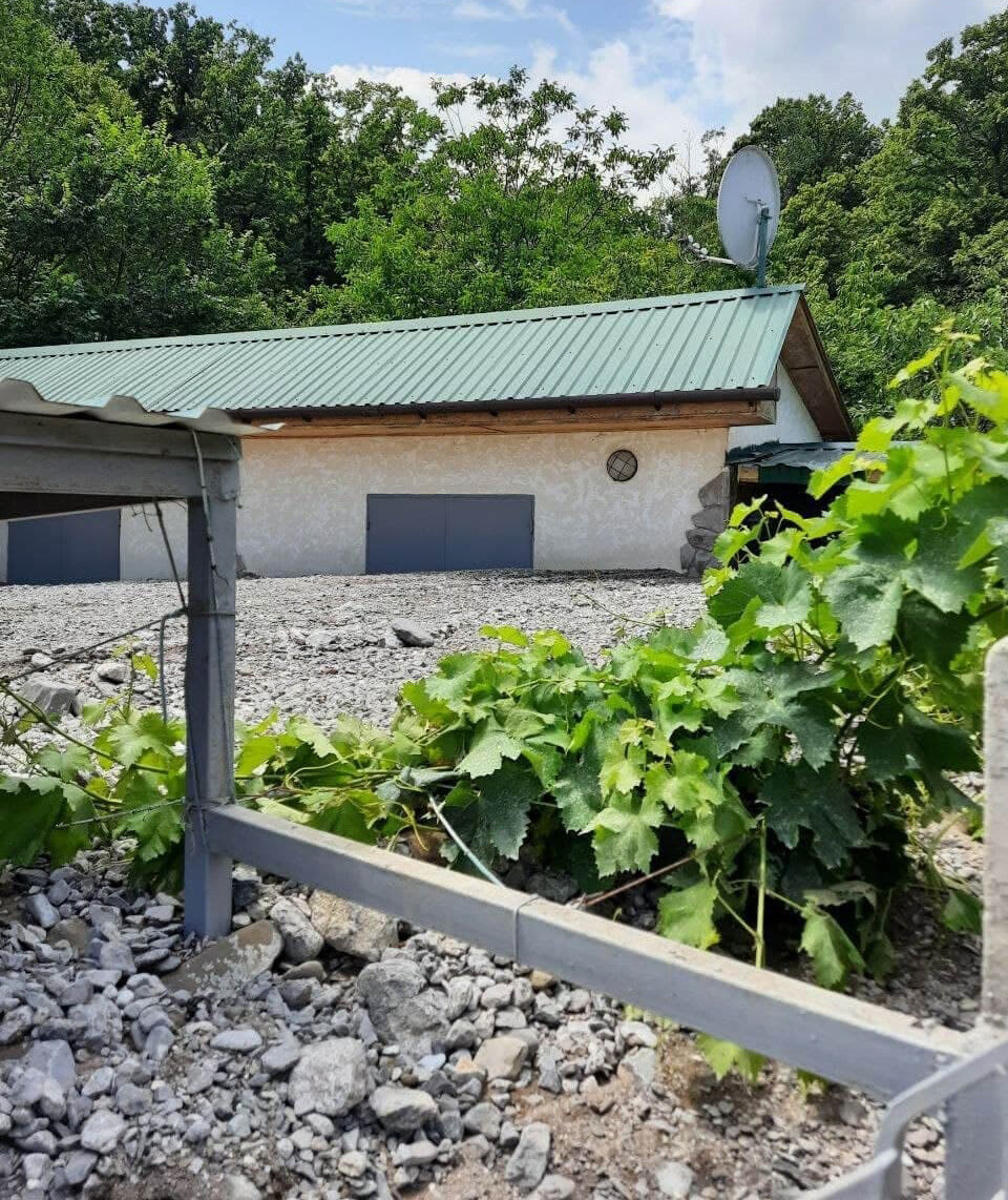 Сползшие с гор потоки вперемешку с камнями блокировали вход в дома ялтинцев