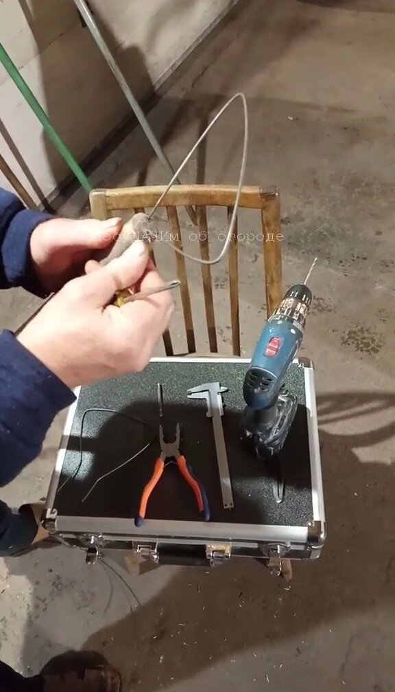 Концы проволоки вставляются в отверстия на черенке