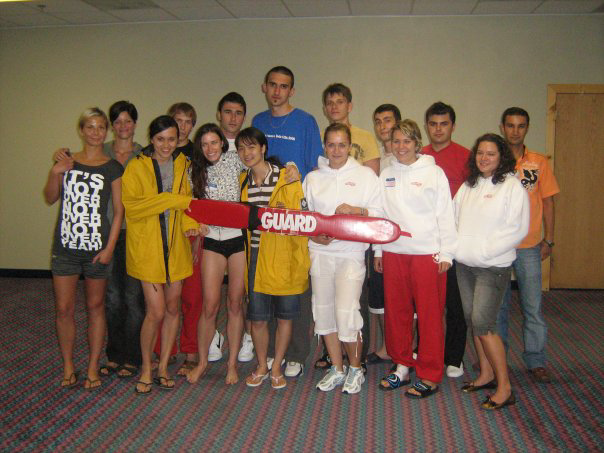 Команда, которая обучалась неделю по 8-10 часов. Я крайняя справа. А слева девочки-полячки, профессиональные пловчихи.