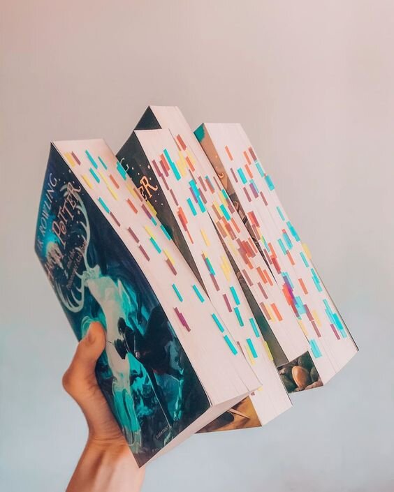 Один из способов аннотировать книги - стикеры. Для тех, у кого мурашки по коже от идеи письма и подчеркивания ручкой в книге. 