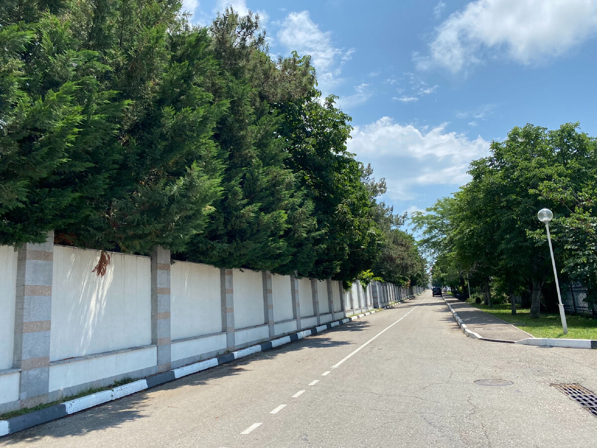 Забор дворца на улице Серафимовича в Геленджике. Каждый метр земли за забором стоит миллионы долларов. Страшно идти. Но пройдя вдоль забора, можно примерно подсчитать стоимость участка.