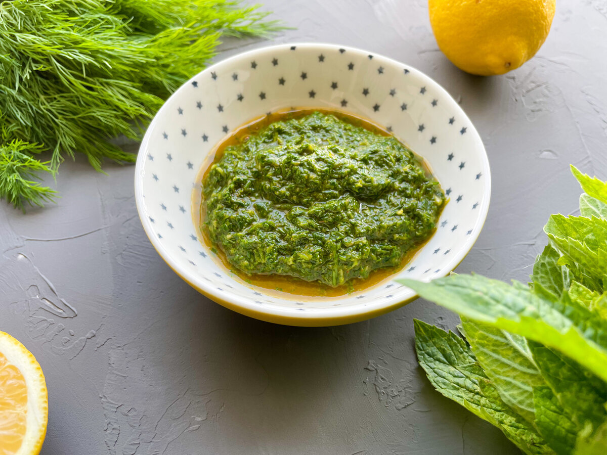 Соус из зелени подойдет ко многим блюдам