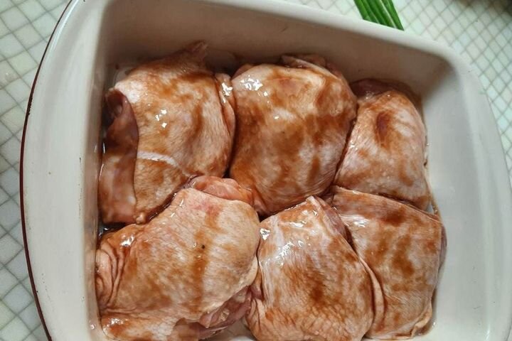 Вкусное куриное филе на сковороде в листах для жарки