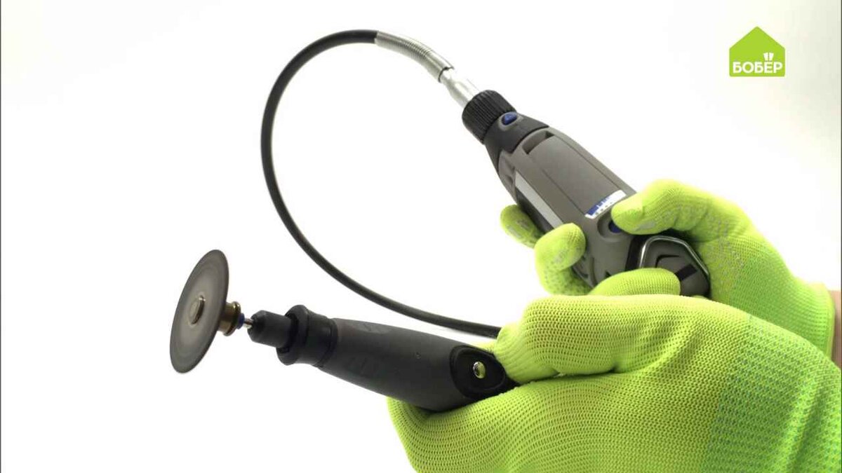 Электрический гравёр гравирует, полирует, зачищает и режет. Этот инструмент оснащён:кнопкой режимов — включение, выключение, переключение скоростей;
кнопкой блокировки вращения механизма;
гибким валом, который незаменим при работе на мелких деталях;
рукояткой гибкого вала с кнопкой блокировки вращения механизма;
длинным проводом;
цанговым зажимом;
насадками для разных видов работ;
специальным крепежом для подвешивания гравёра.
Перед началом работы ознакомьтесь с инструкцией; работать рекомендуется в защитных очках.