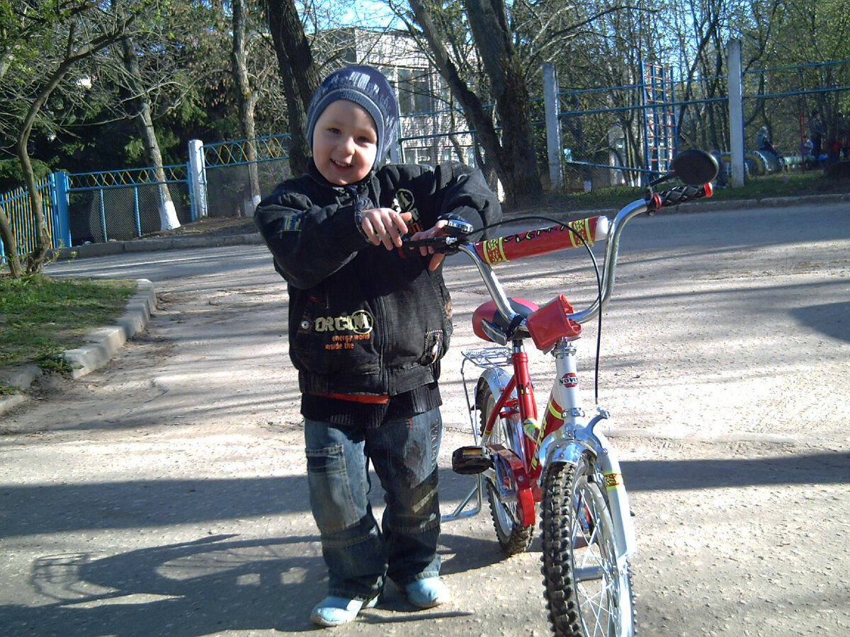 Старший сын у садика. г. Владимир.