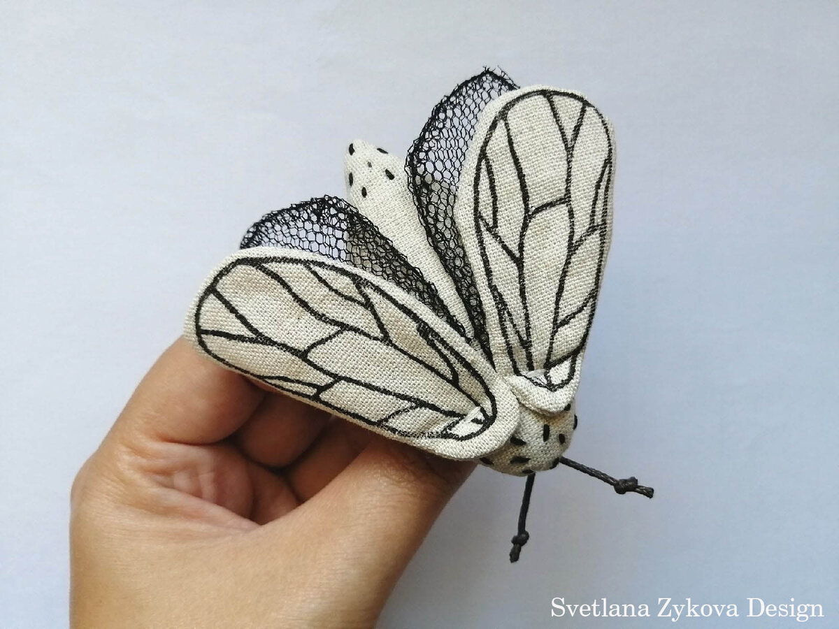 Моя самая простенькая текстильная брошь, крылья выполнены в технике линогравюра. У нее много просмотров. 