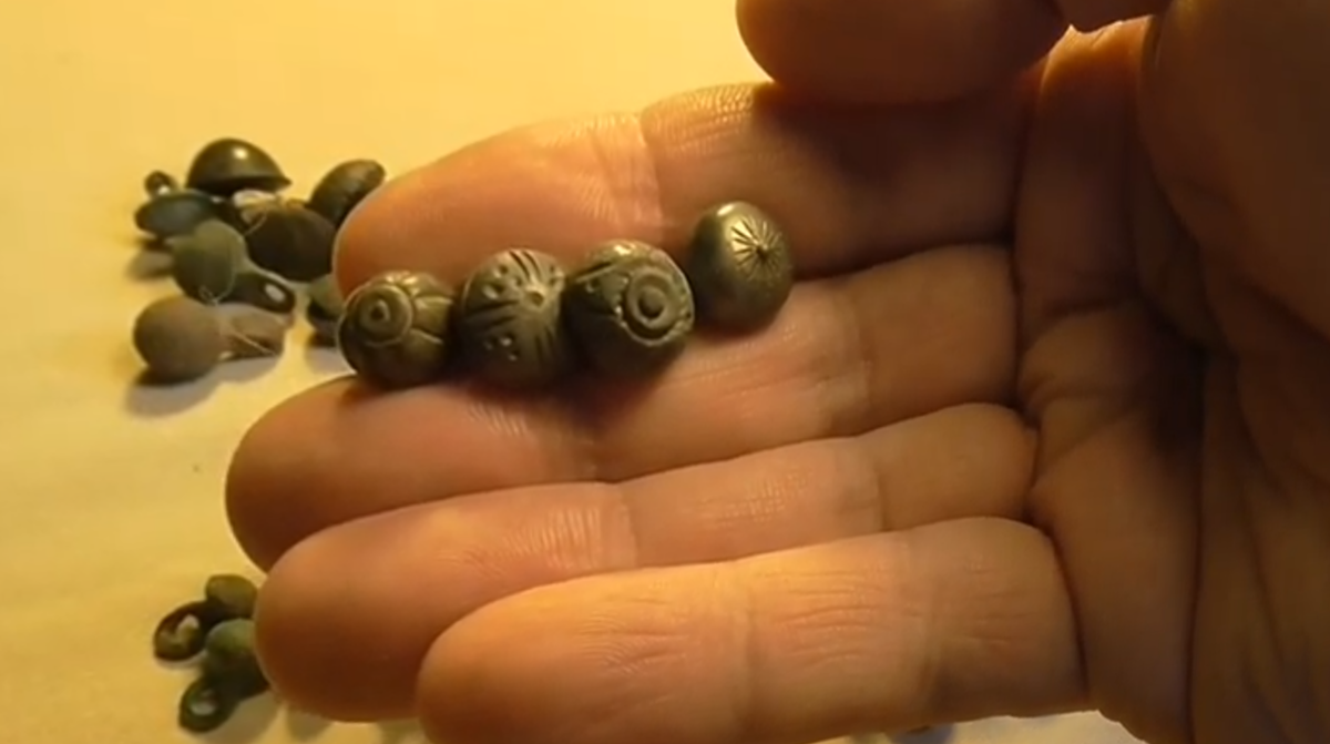 Старинные пуговицы "гирьки" с различными символами-оберегами. 